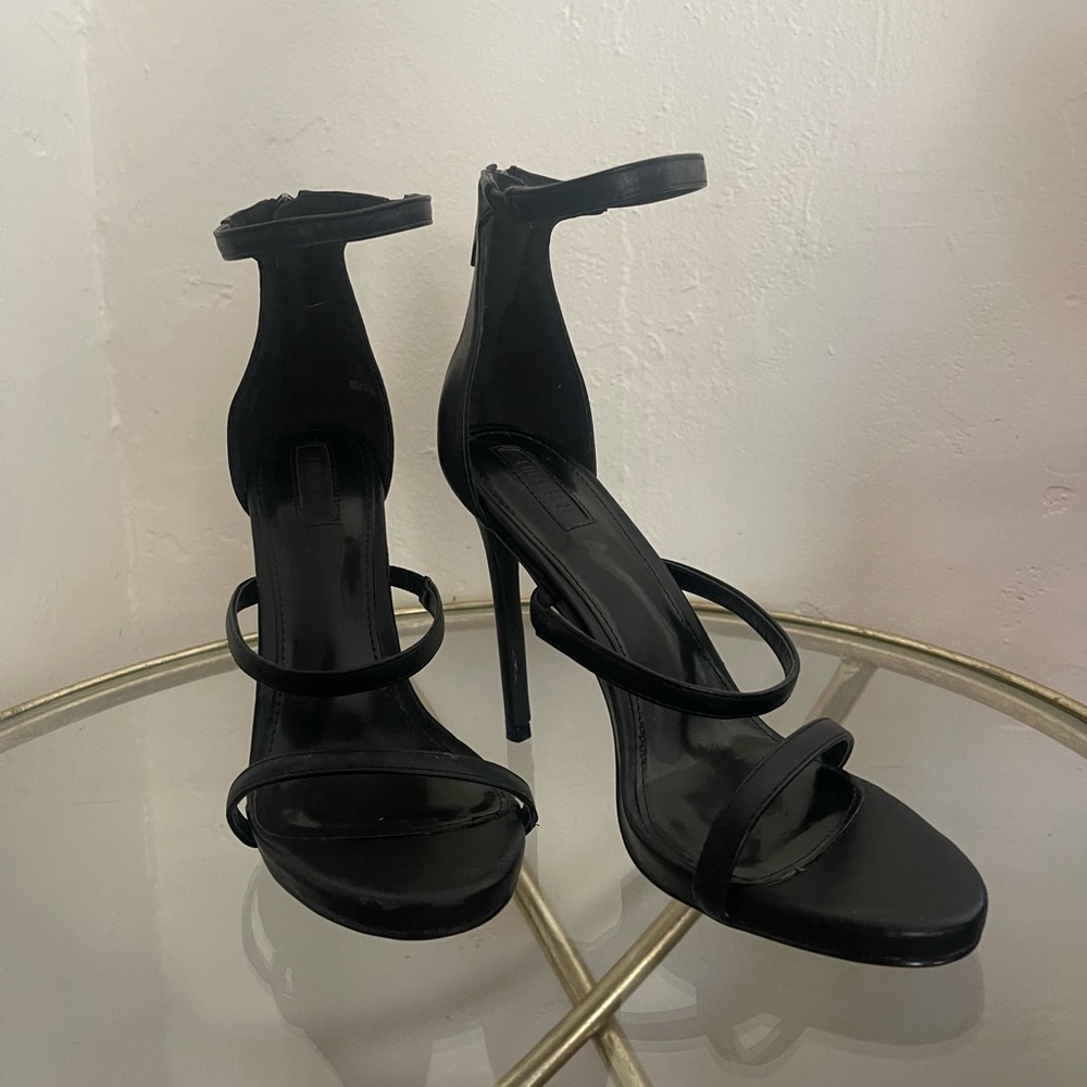 Used black high heels - size 8.5